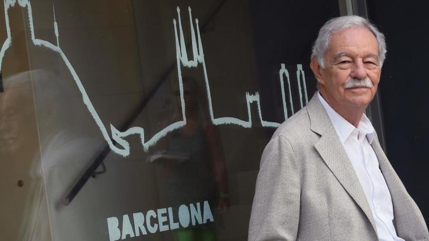 El escritor Eduardo Mendoza, con el Skyline de Barcelona.