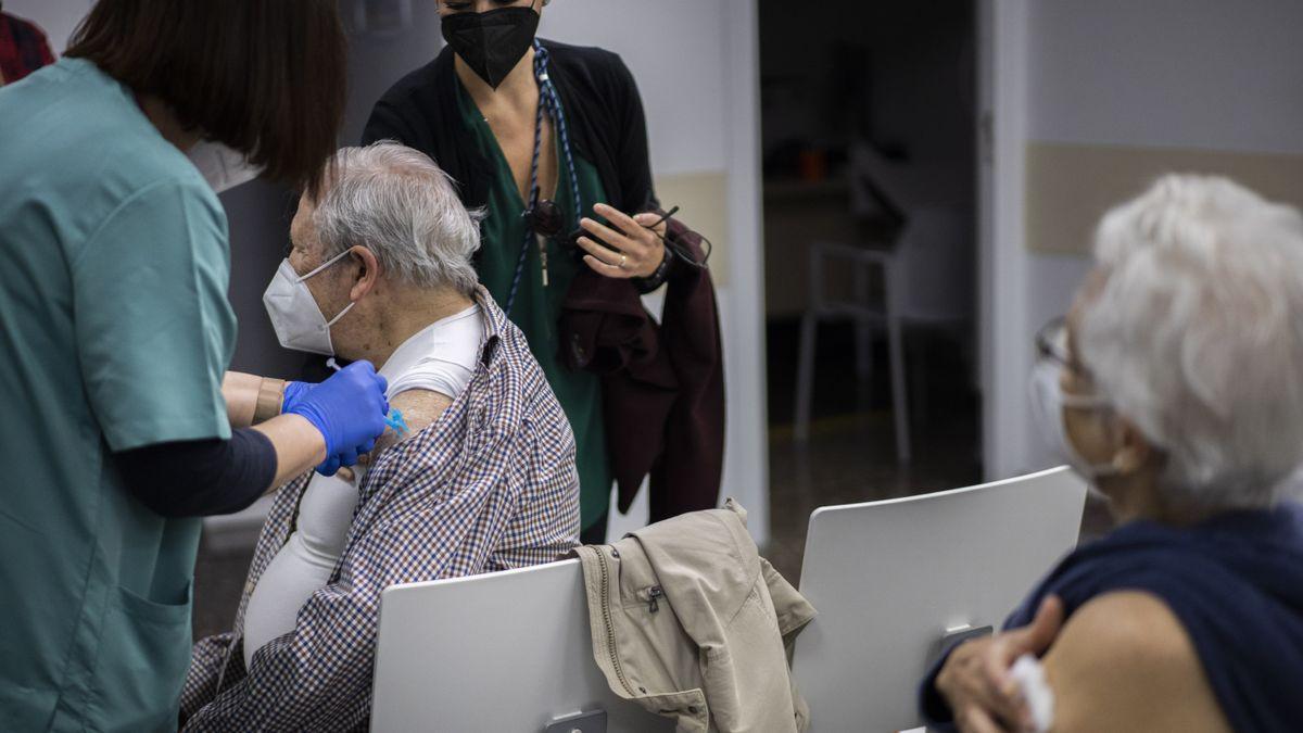 Persones majors reben la vacuna contra el coronavirus.