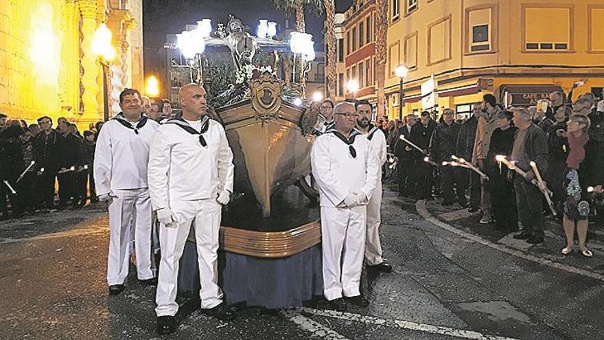 Los fieles arropan al Cristo del Mar hasta su iglesia