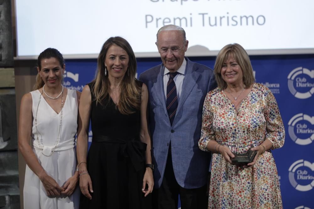 Encarna, Isabel y Lydia Piñero recogen el premio a Empresa Turística de manos de José Francisco Conrado de Villalonga.