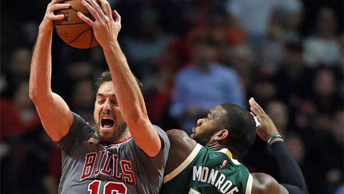 Pau Gasol lucha con Greg Monroe