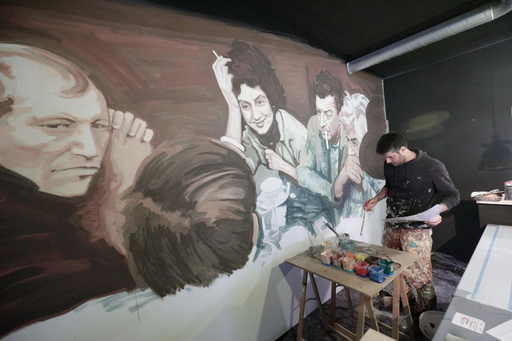Joan Aguiló, entregado a un mural que está creando estos días y que podrá verse en el bar de 2B Art Gallery