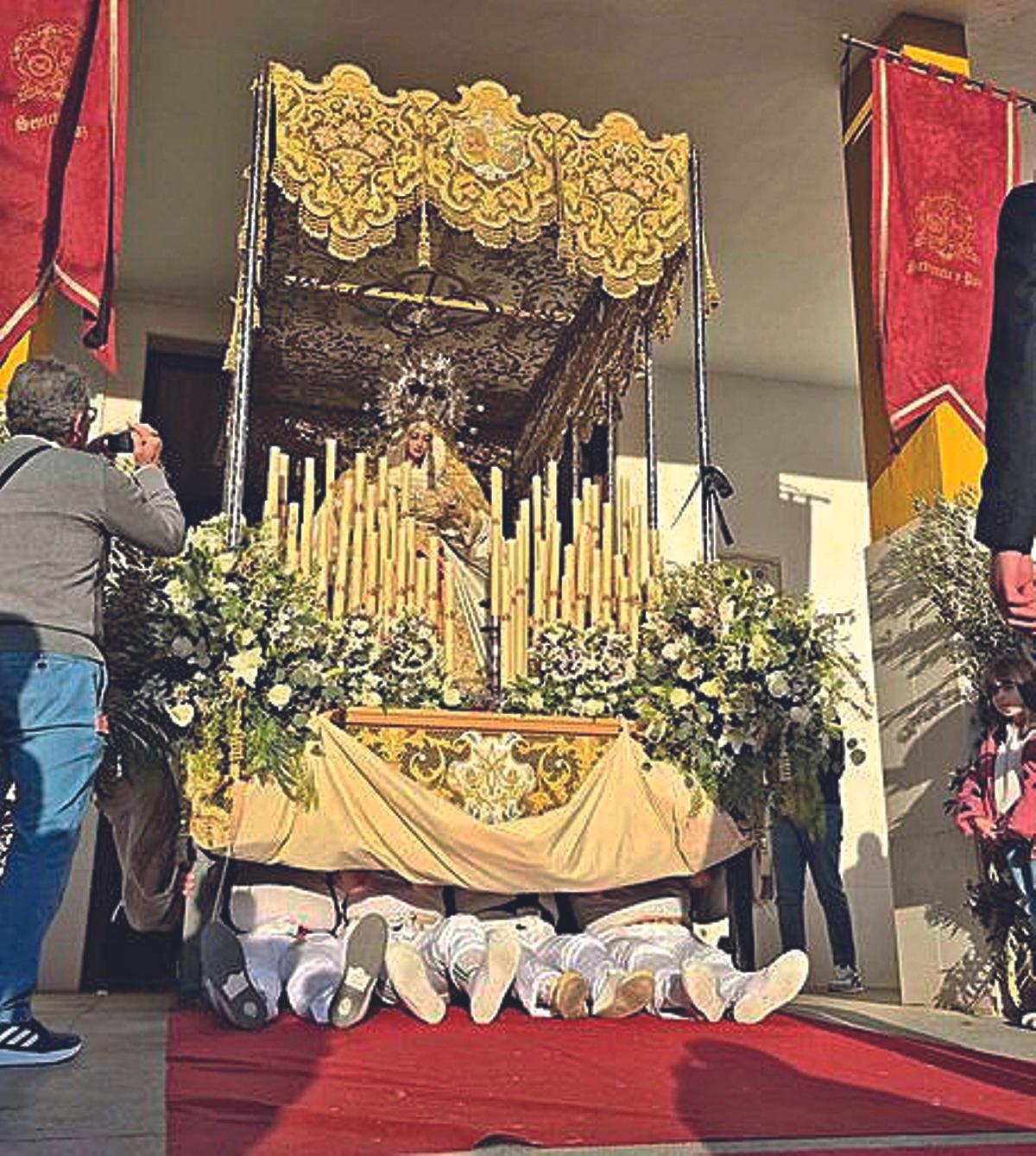 La Virgen de la Paz, saliendo de su parroquia.