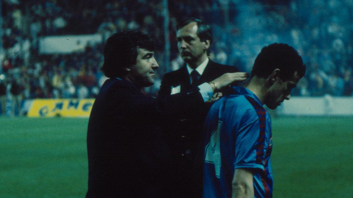 Venables consolando a Julio Alberto tras el KO en la final de la Copa de Europa de la temporada 1985-86