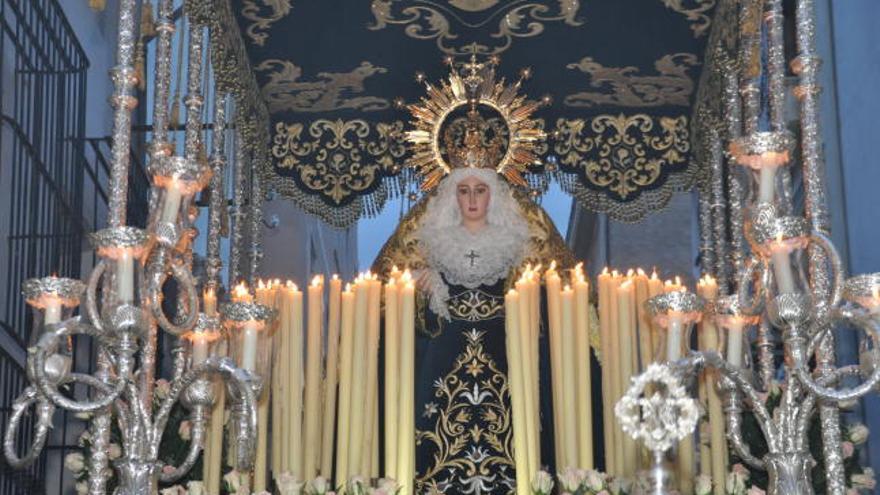 Paso de la procesión de los Hijos de María