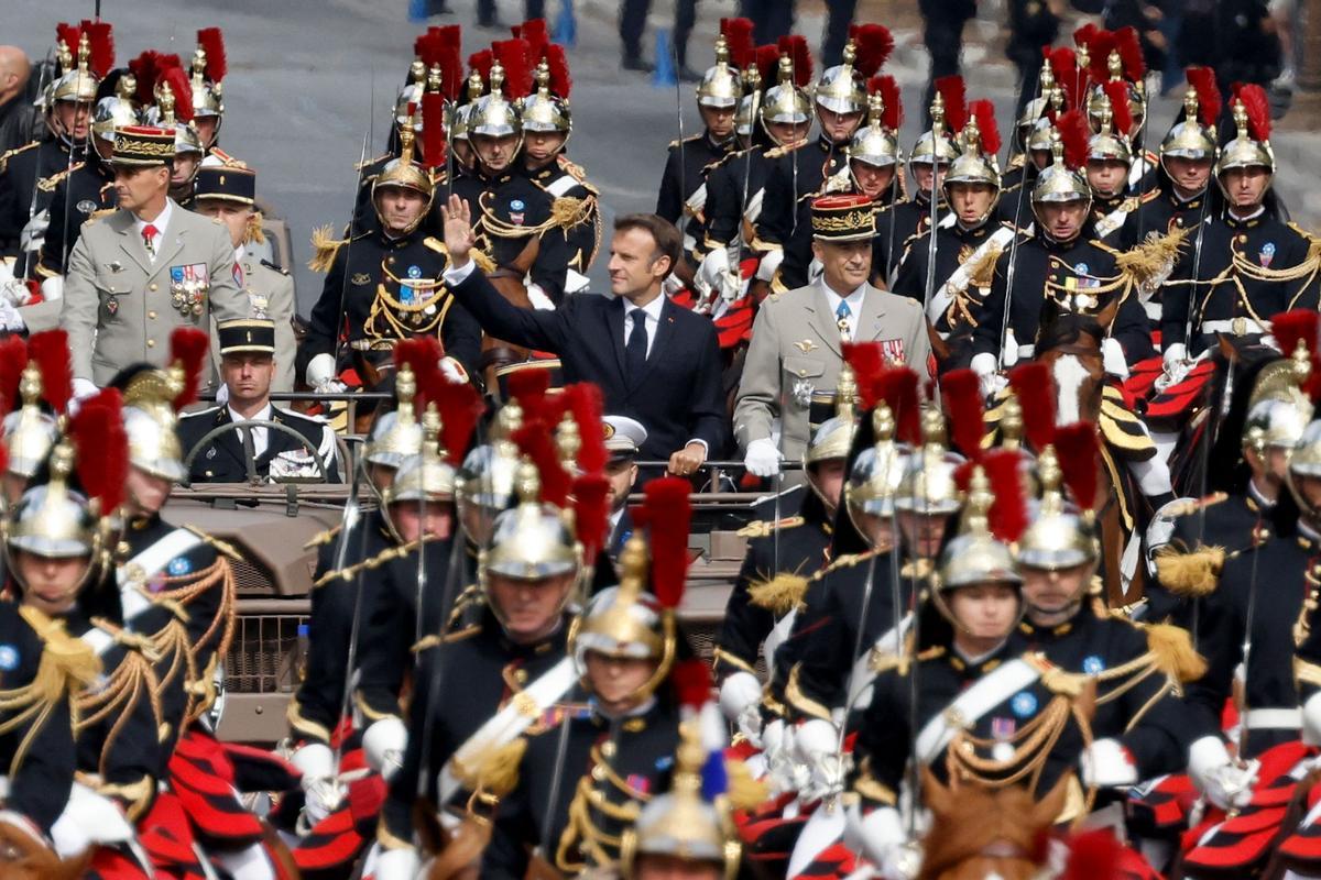 París celebra por todo alto el aniversario de la toma de la Bastilla.