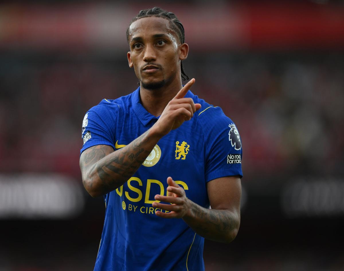Joao Pedro, del Chelsea, aplaude a su afición tras un partido de la Premier League