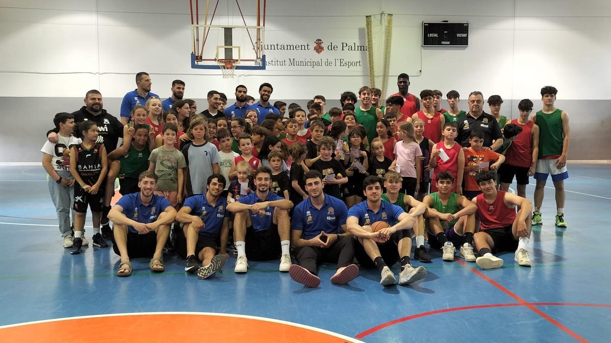 Los jugadores de la primera plantilla del Fiwbi Palma han visitado la cantera del club.