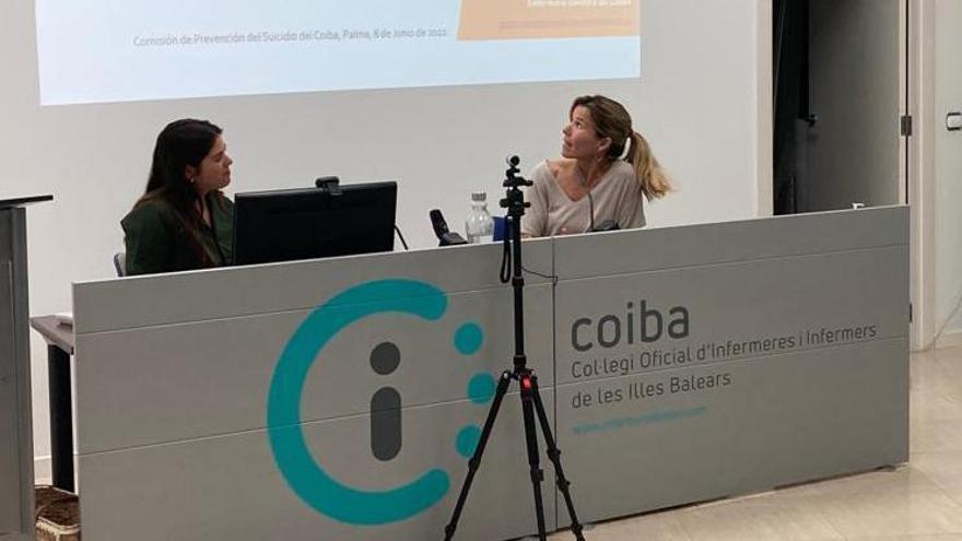 Pilar Gallego y Patricia García durante la charla que han ofrecido en el Colegio de Enfermería