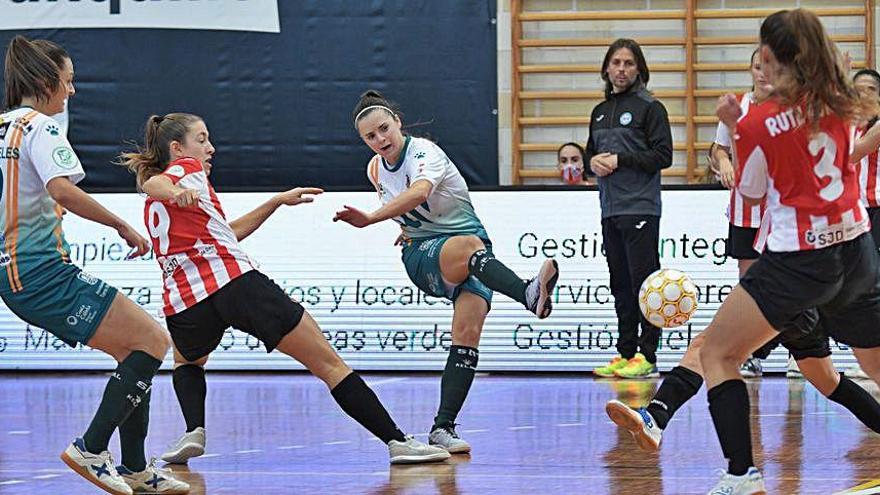 Marta Peñalver lanza a puerta en el partido de ayer.