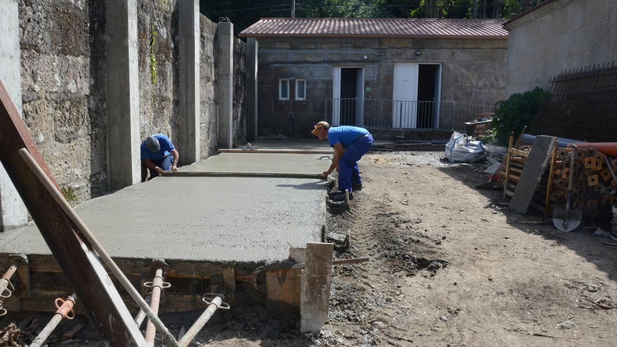 La obra incluye unos pilares de refuerzo para el muro de la fachada y la cimentación para los nichos, que serán de hormigón prefabricado.