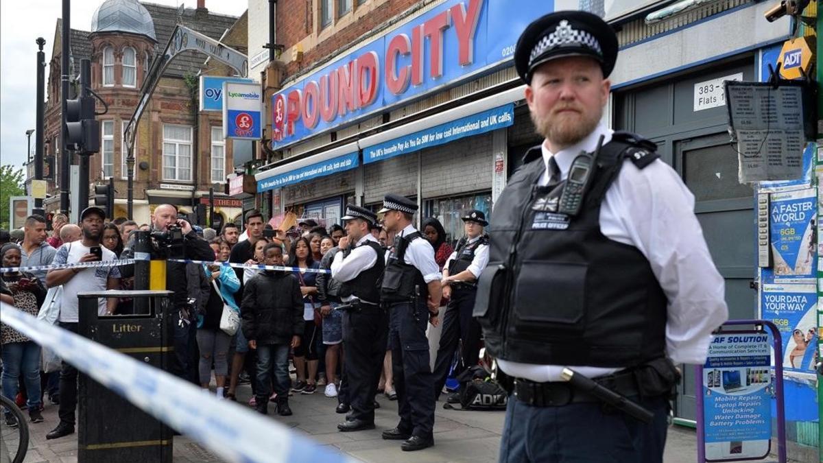 Un policía en el este de Londres, donde se han practicado resgistros y detenciones.