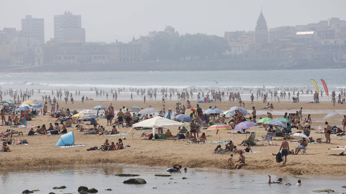 En imágenes: Gijón disfruta de otra jornada calurosa y con mucho bochorno
