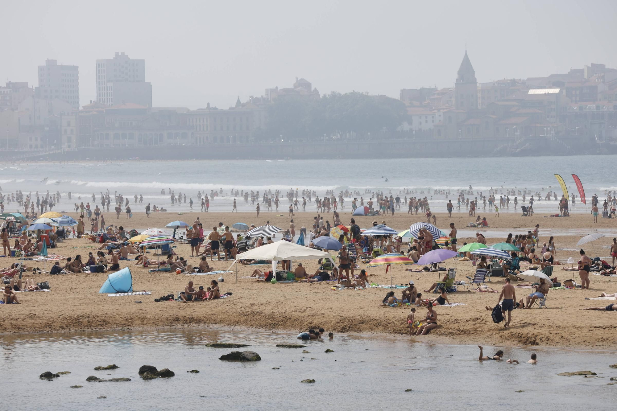 En imágenes: Gijón disfruta de otra jornada calurosa y con mucho bochorno