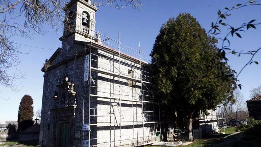 Estructura de andamios instalados en el templo parroquial de Donsión. // Bernabé/Luismy