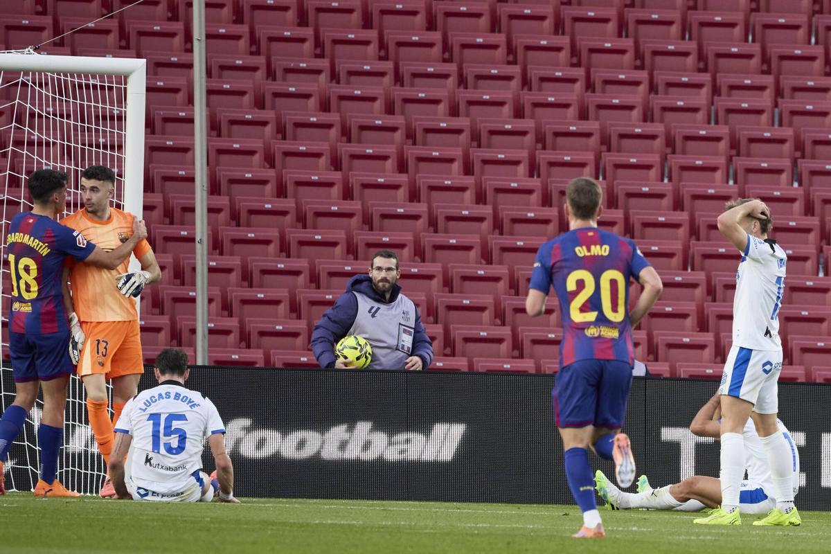 Los jugadores del Alavés se echan las manos a la cabeza con Joan Garcia