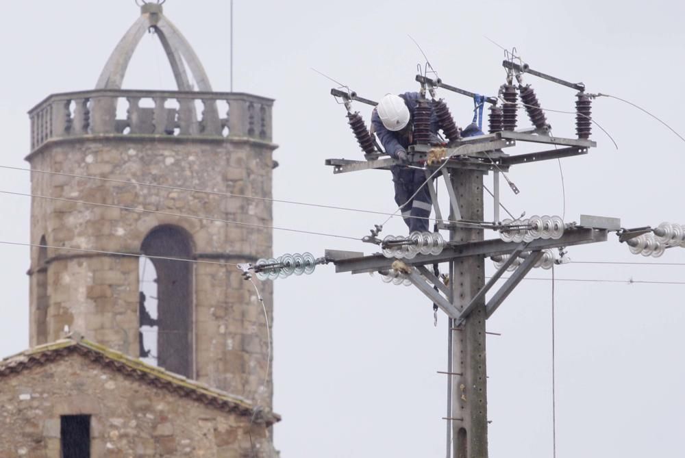 Un tornado deixa danys en cases, naus i vehicles a Cistella