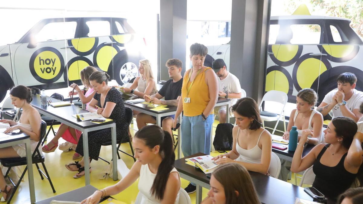 Imagen de una aula en una autoescuela de Castellón en una clase teórica.