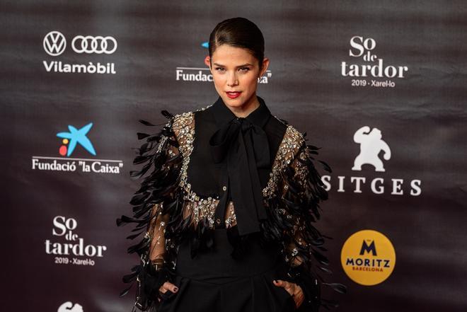 Juana Acosta con maquillaje de noche basado en labios rojos y eyeliner ultrafino