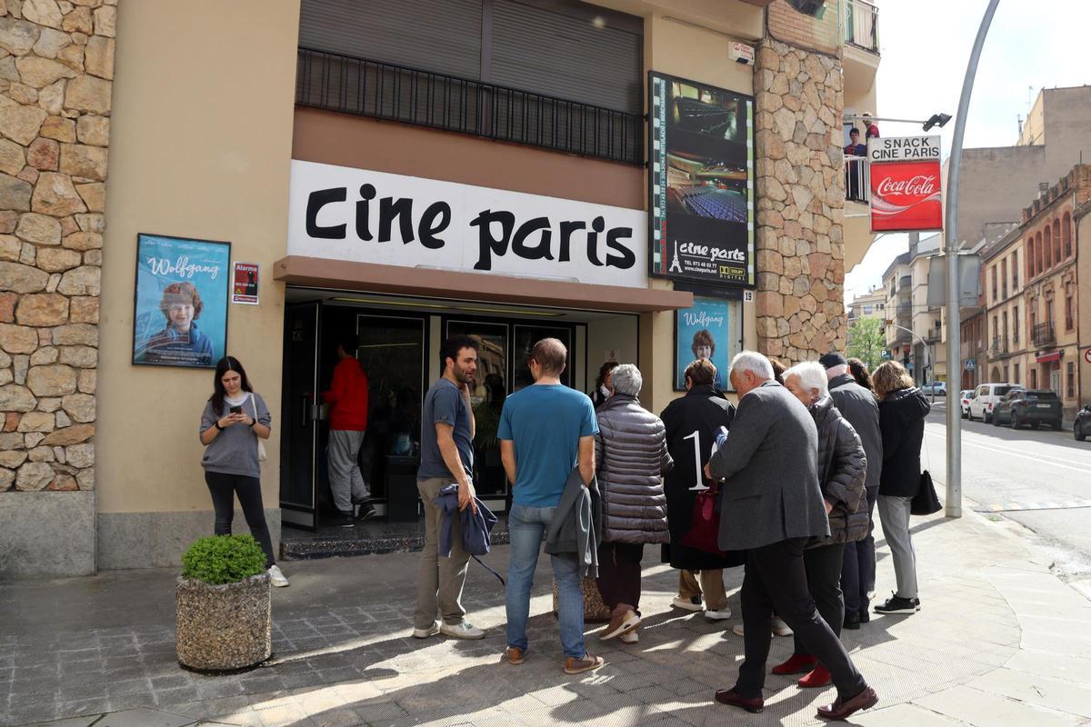 Espectadors entrant al Cine París