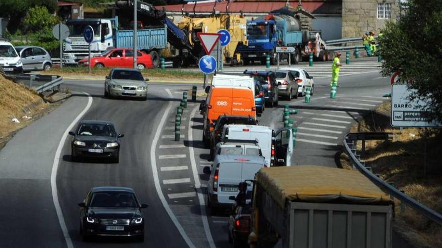 Los vehículos procedentes de la Autovía do Salnés y la carretera de Vilagarcía, al llegar a la rotonda de Curro. // Iñaki Abella