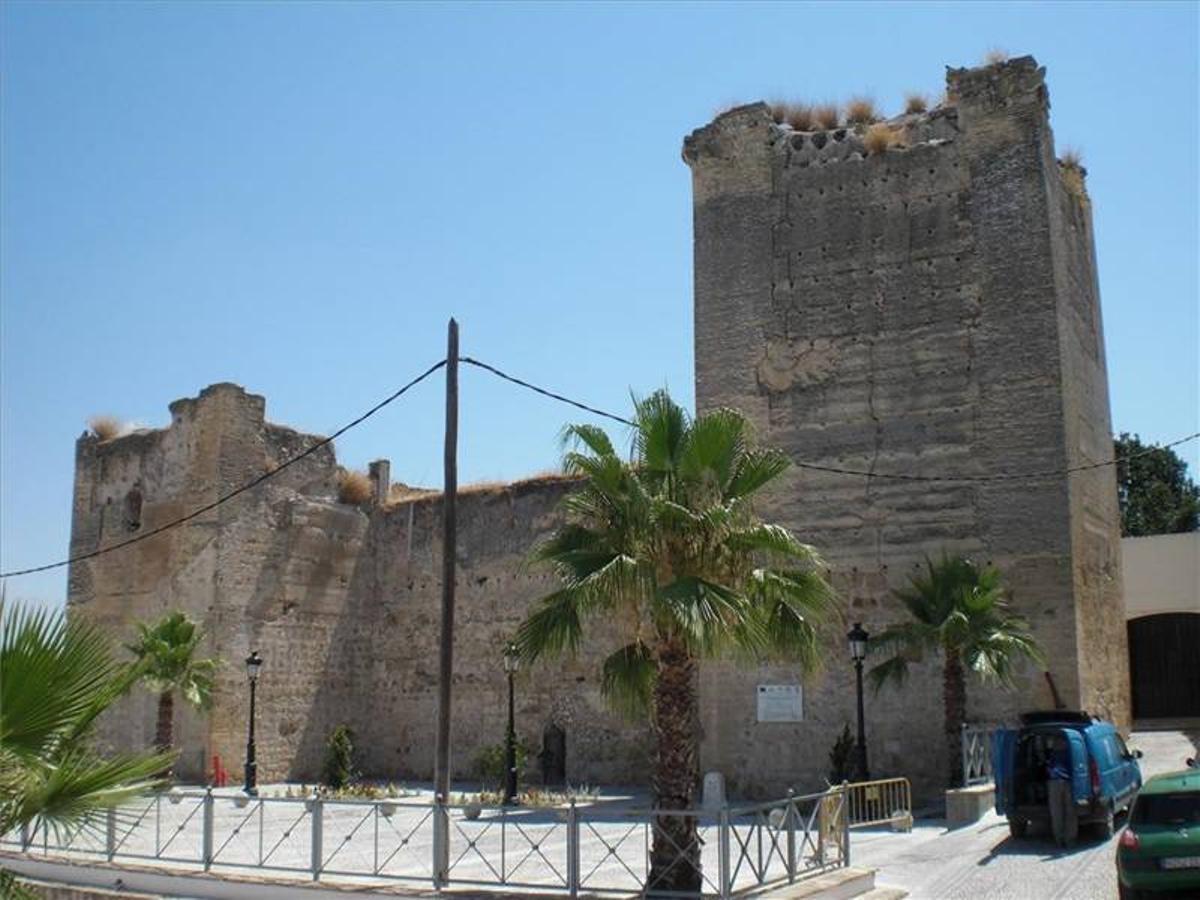 El Ayuntamiento inicia el vallado de la torre del castillo