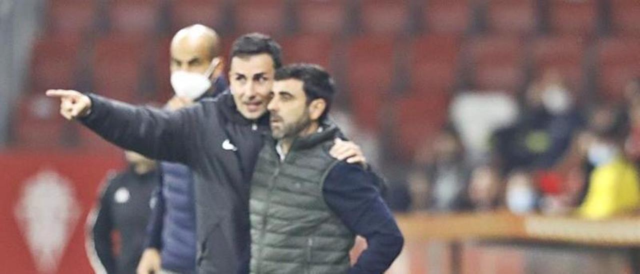 Toni Clavero hace una indicación a David Gallego, con Mario Cotelo detrás, durante el partido de ayer en El Molinón. | Marcos León