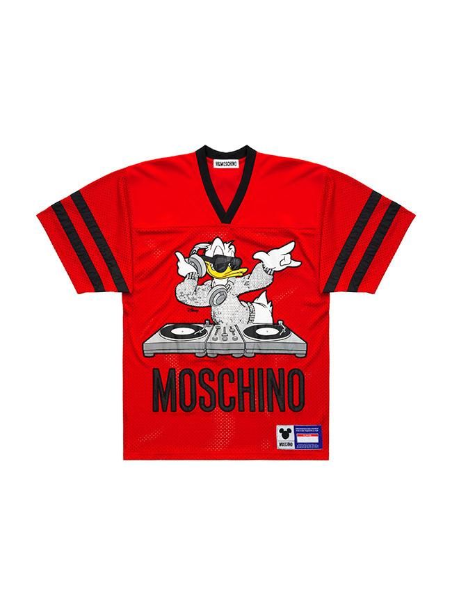 Todas las imágenes de la colección de Moschino x H&M: camiseta de hockey roja