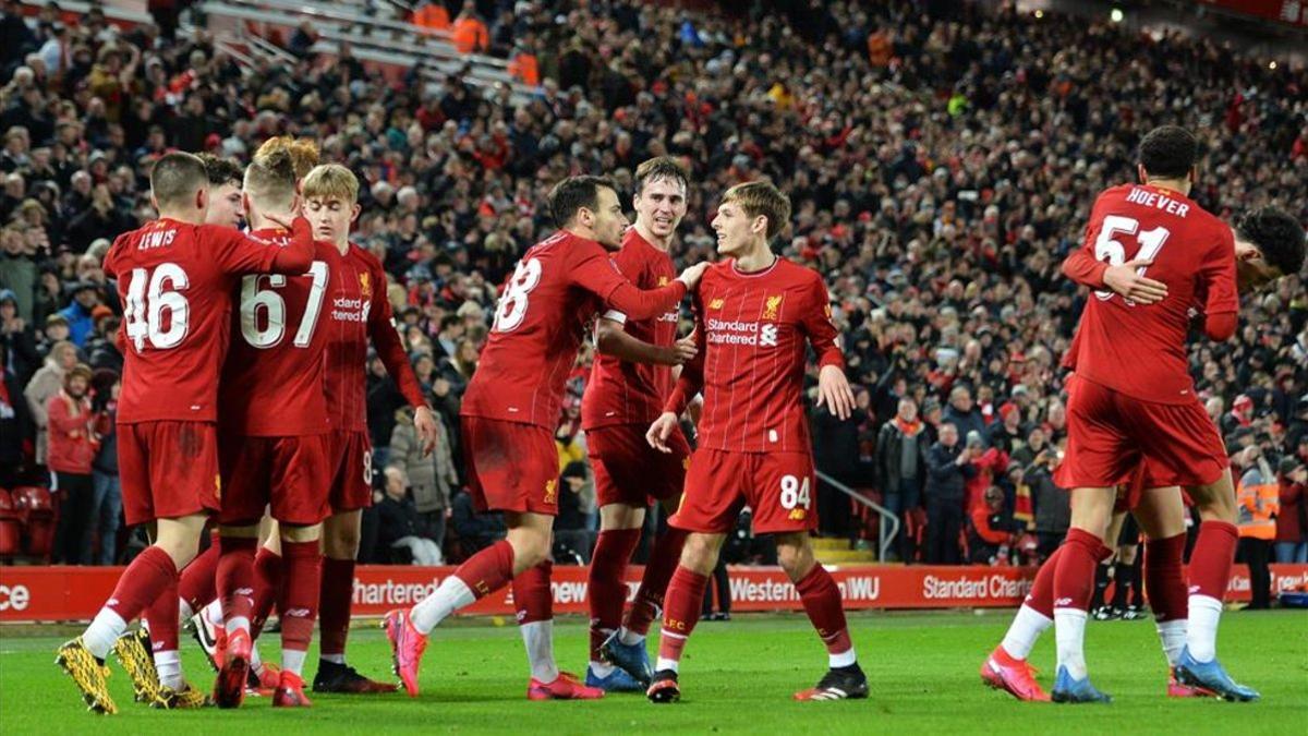 Los jóvenes futbolistas del Liverpool celebrando el gol del triunfo