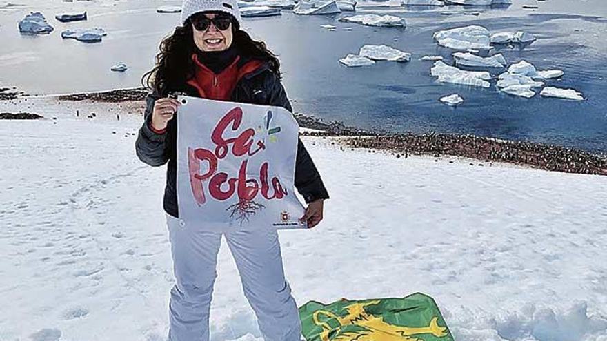 La cientÃ­fica poblera Marga Gual ondeando la bandera de sa Pobla en la AntÃ¡rtida.