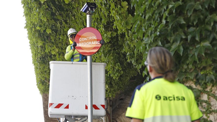 Operaris fent el muntatge d'un dels aparells que controlarà els vehicles que entrin dins l'àrea.