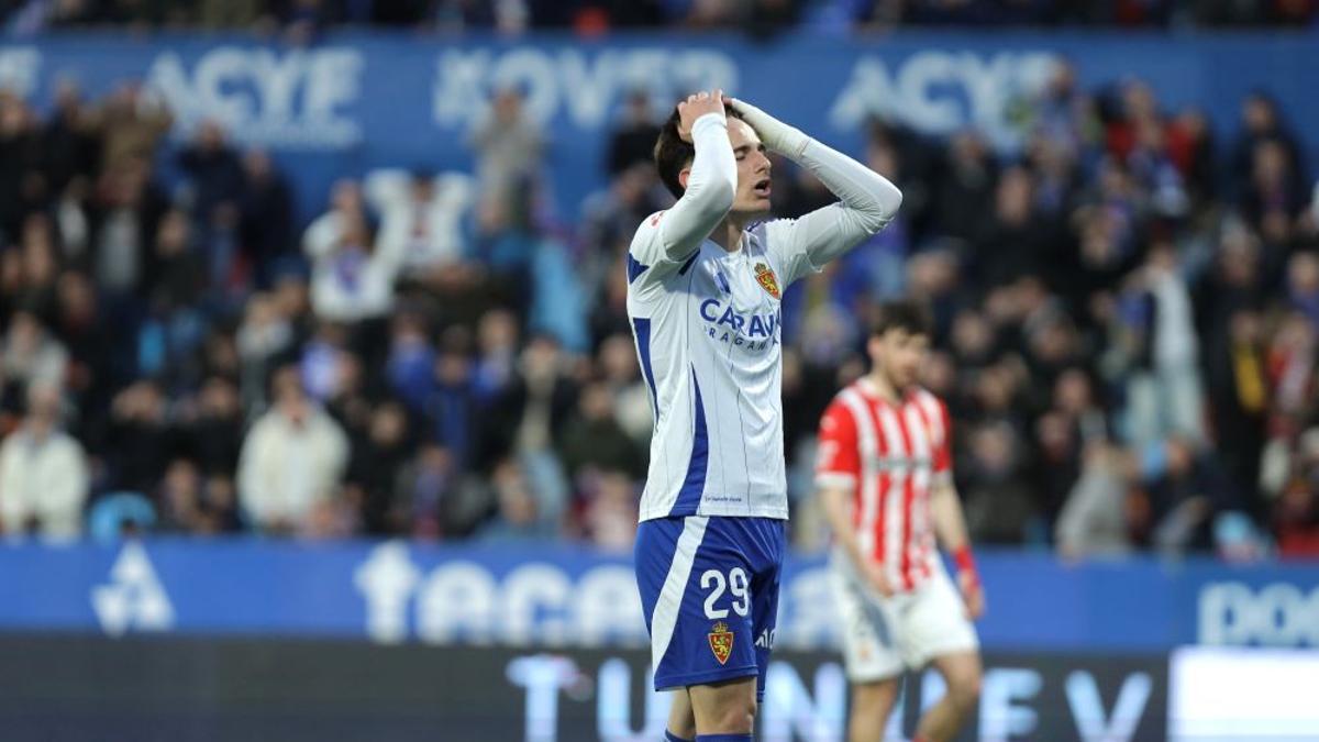 Pau sans se laenta tras la parada de Yáñez en la primera parte ante el Sporting.