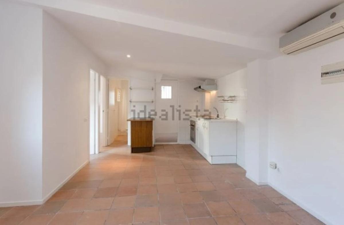 Imagen de un estudio sin cédula de habitabilidad en el Eixample en venta por 180.000 euros con inquilino.