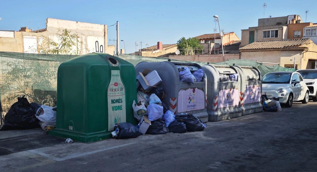 Contenedores llenos de basura en s'Arenal.
