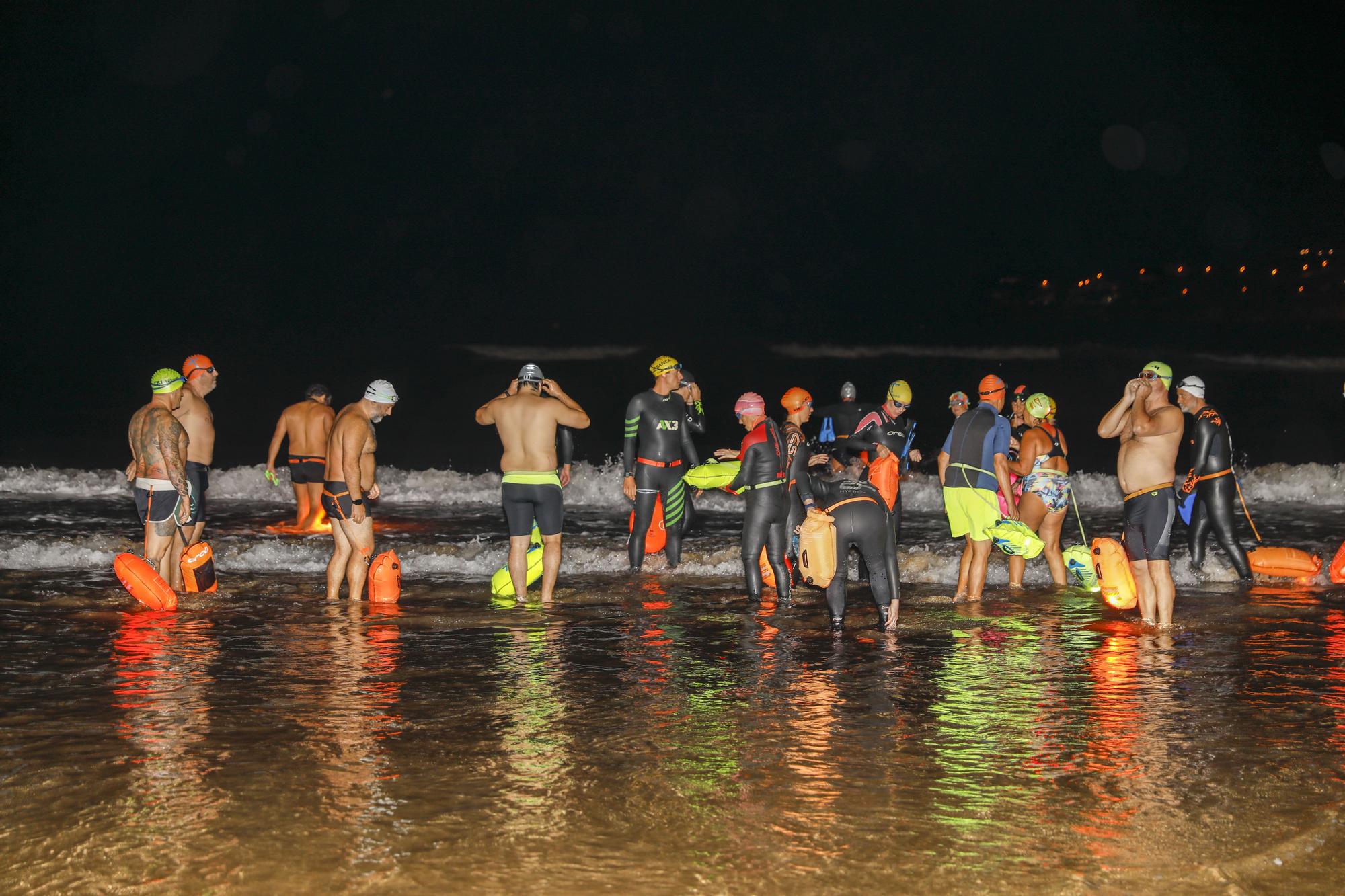 El grupo de bañista "Rampa 2" despide el verano con una travesía nocturna