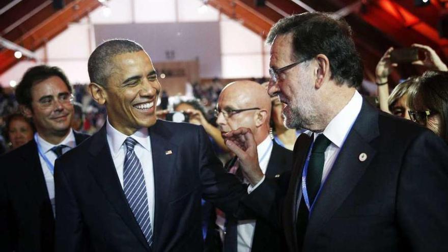 Barak Omama y Mariano Rajoy charlan durante la cumbre COP21 de París.