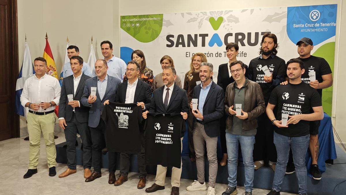 El alcalde y los concejales de Servicios Públicos y Fiestas, junto a responsable del operativo de limpieza.
