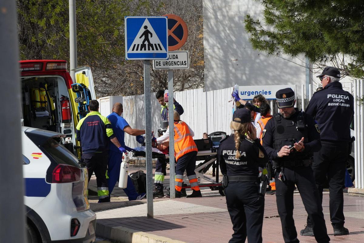 La víctima, siendo trasladada a la ambulancia.