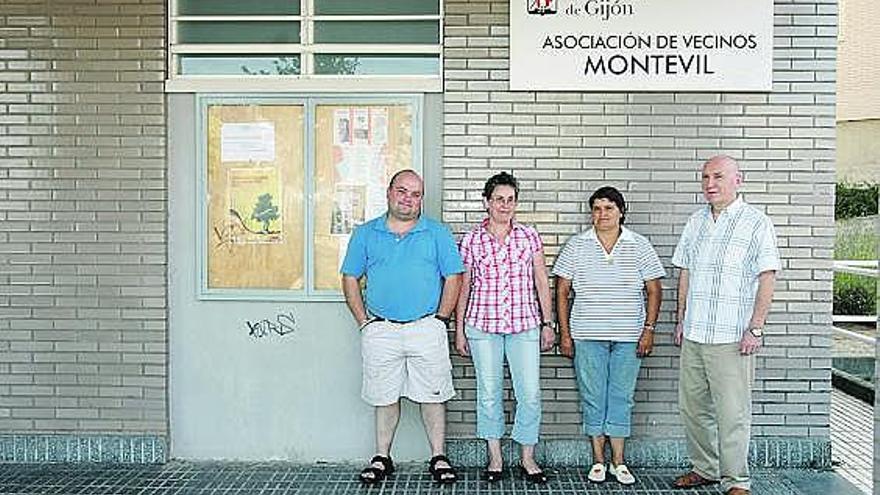 Cuatro miembros de la Asociación de Vecinos de Montevil, organizadora de las fiestas.