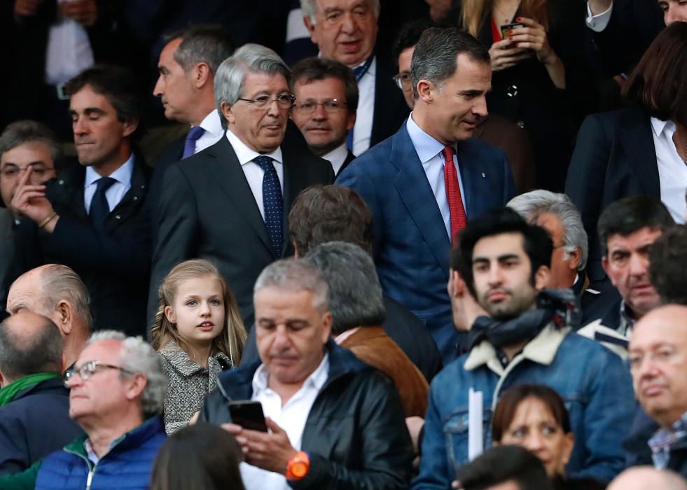 Leonor ha acompañado a su padre al campo para presenciar el partido de semifinales de la Champions entre el Atlético y Bayern de Múnich.