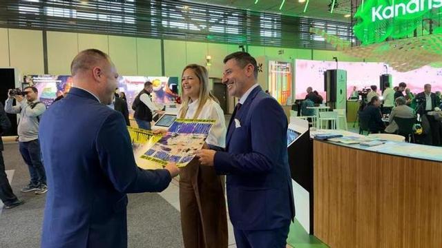 Yilenia Vega y Alejandro Marichal en el stand de Canarias en FITUR.