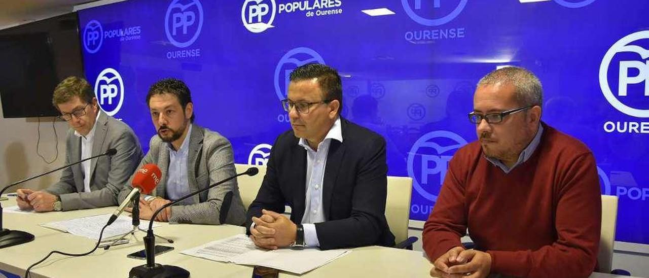 Carlos Gómez, Moisés Blanco, José González y César Fernández, ayer en la sede del PP. // Iñaki Osorio