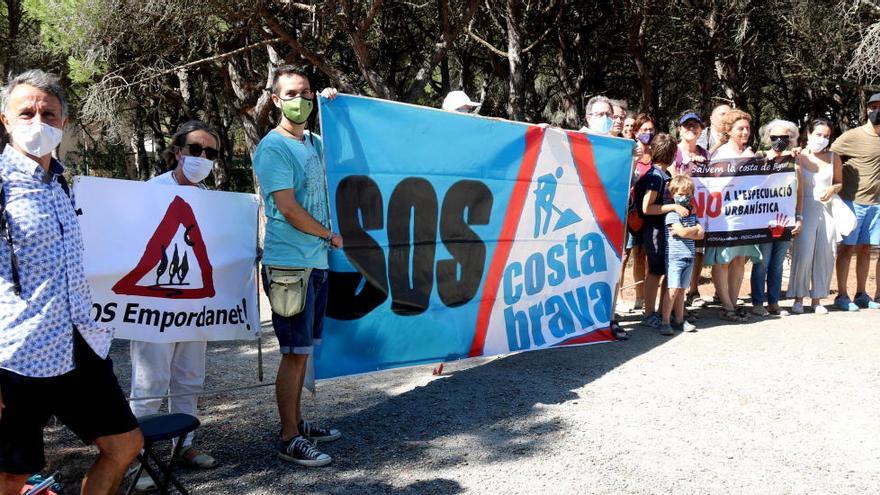 Membres de les diferents entitats que integren la plataforma SOS Costa Brava davant les antigues instal·lacions de Ràdio Liberty de Pals