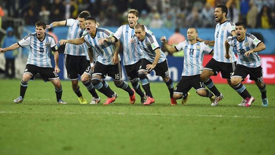 Los jugadores argentinos celebran la victoria.