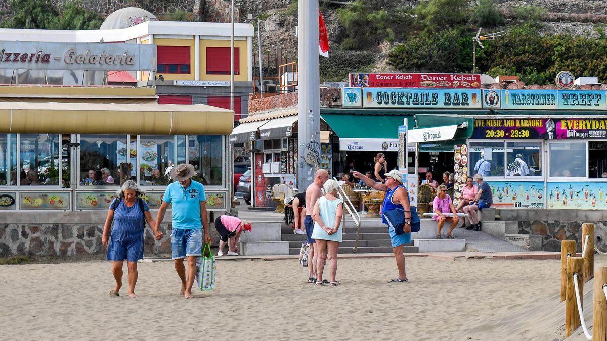 Turistas en Playa del Inglés.