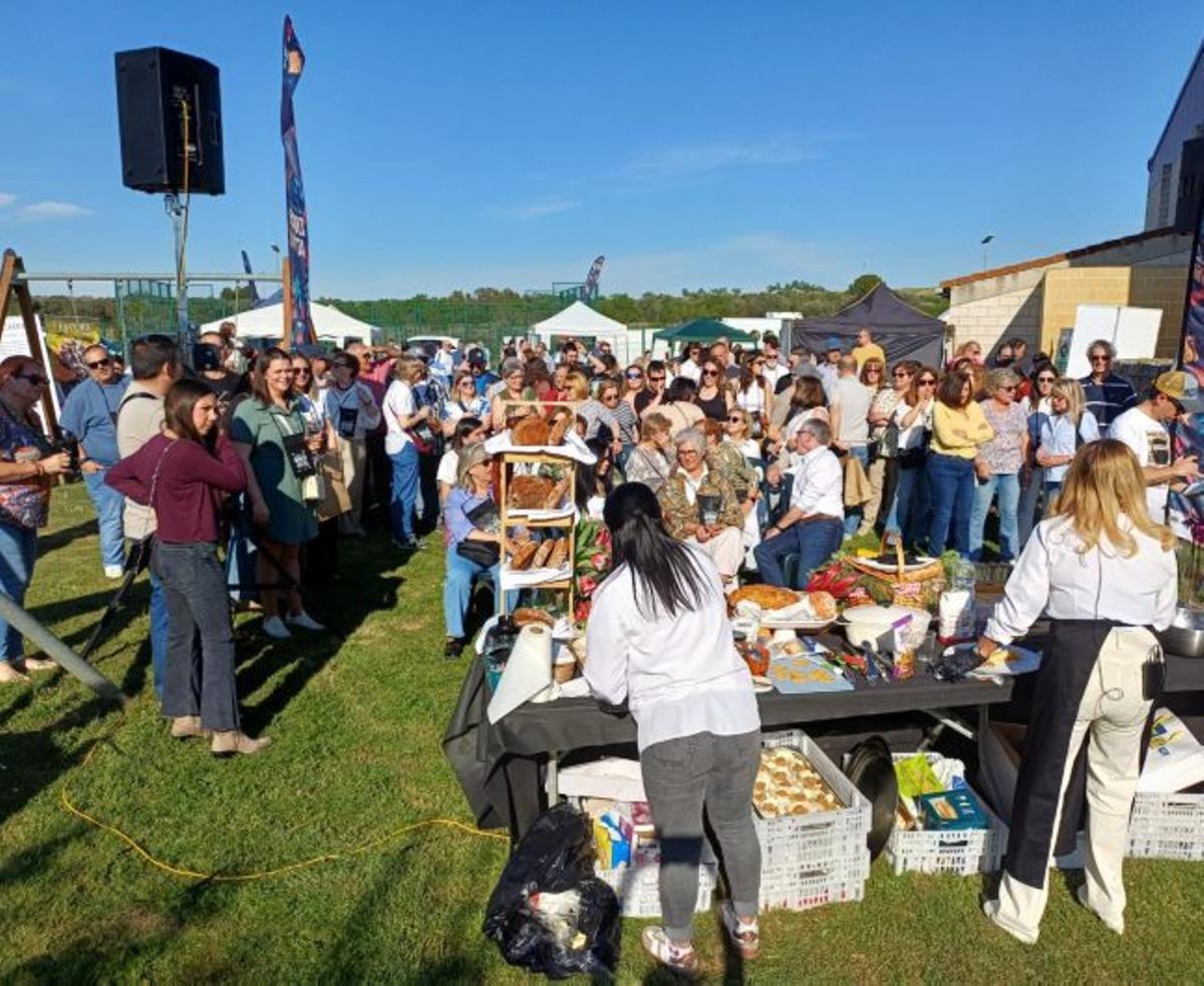 Vecinos y visitantes en torno al mercado.