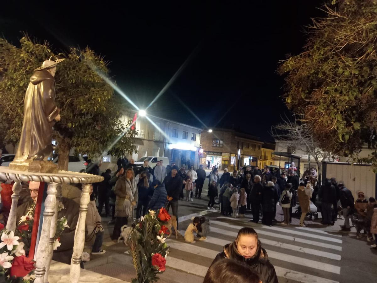 En imágenes | Los barrios de Casablanca y San Juan de Mozarrifar prenden sus hogueras de San Antón