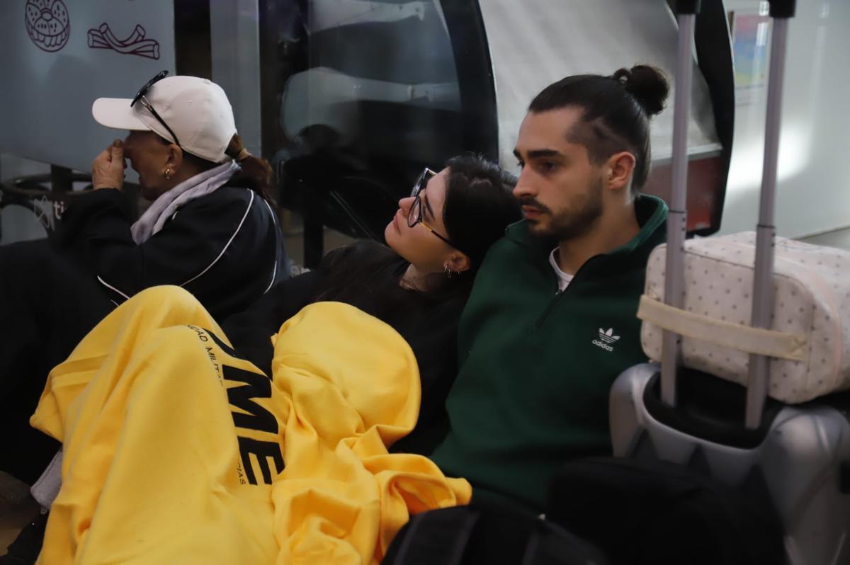 Una pareja asistida por la UME de madrugada, esta mañana en la estación.