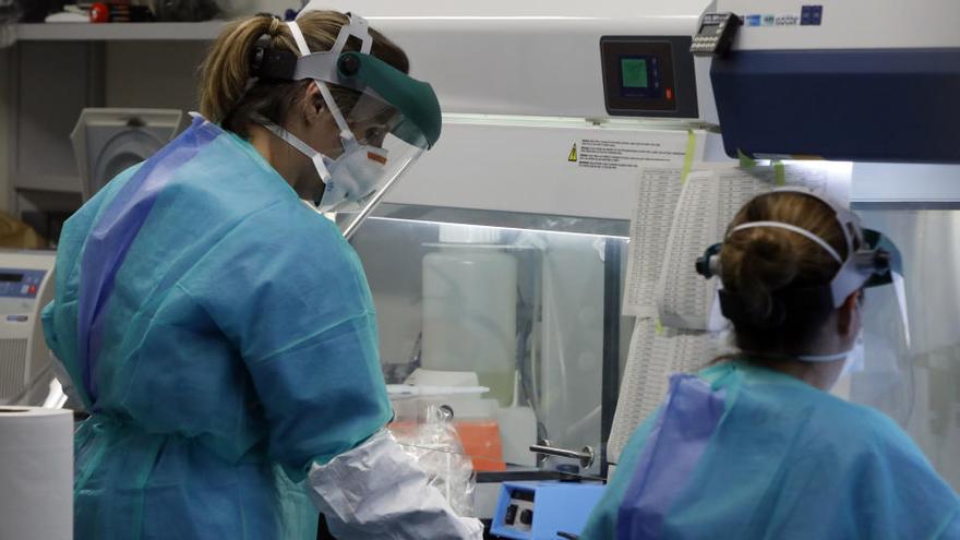 Dos personas trabajan en un laboratorio.