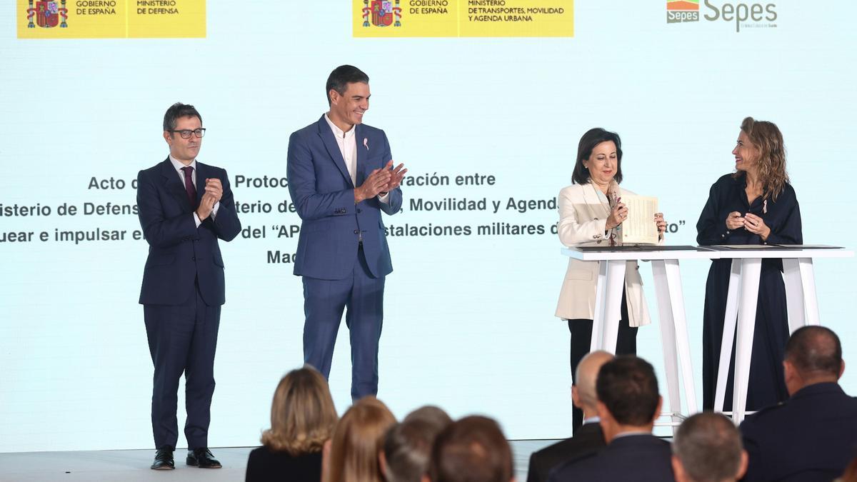 El presidente del Gobierno, Pedro Sánchez, junto a los ministros Bolaños, Robles y Raquel Sánchez.
